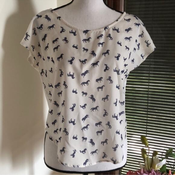 Chloe K | Horse Printed Short Sleeve Top Size S - Picture 1 of 7